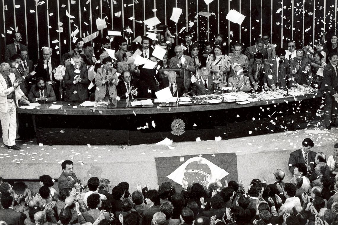 Arquivo Agência Brasil/Agência Brasil “Declaro promulgado o documento da liberdade, da democracia e da justiça social do Brasil”, disse o então presidente da Assembleia Nacional Constituinte, Ulysses Guimarães, ao promulgar a nova Constituição Federal de 1988.