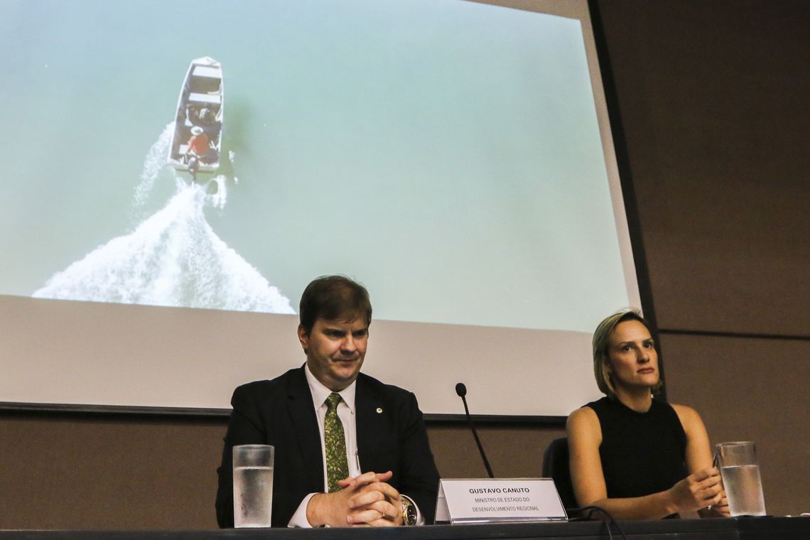 Valter Campanato/Agência Brasil O ministro do Desenvolvimento Regional, Gustavo Canuto, e a presidente da ANA, Christianne Dias, durante abertura do Encontro Nacional de Gestão de Recursos Hídricos e Revitalização de Bacias Hidrográficas, em Brasília.