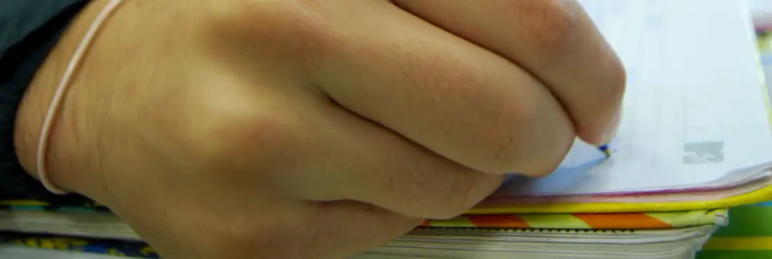 Estudante enem Jovem estuda em sala de aula