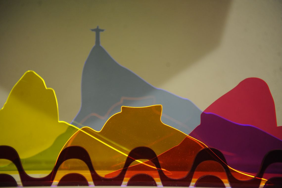 16 17:20:24 A exposição Com do Rio da Cabeça aos Pés: sem medo de ser Kitsch mostra a representação do RJ em souvenires desde os anos 20 até trabalhos contemporâneos no Centro Carioca de Design (Fernando Frazão/Agência Brasil)