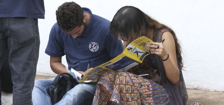 Brasília - Alunos aguardam abertura dos portões no UniCEUB, para prova do Enem (Valter Campanato/Agência Brasil)