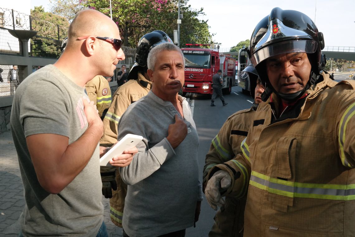Vladimir Platonow/Agência Brasil Rio de Janeiro - Mochila esquecida próximo ao Aeroporto Santos Dumont gerou alerta de bomba. Especialistas da PF foram chamados e via de acesso bloqueada por fuzileiros da Marinha (Vladimir Platonow/Agência Brasil)