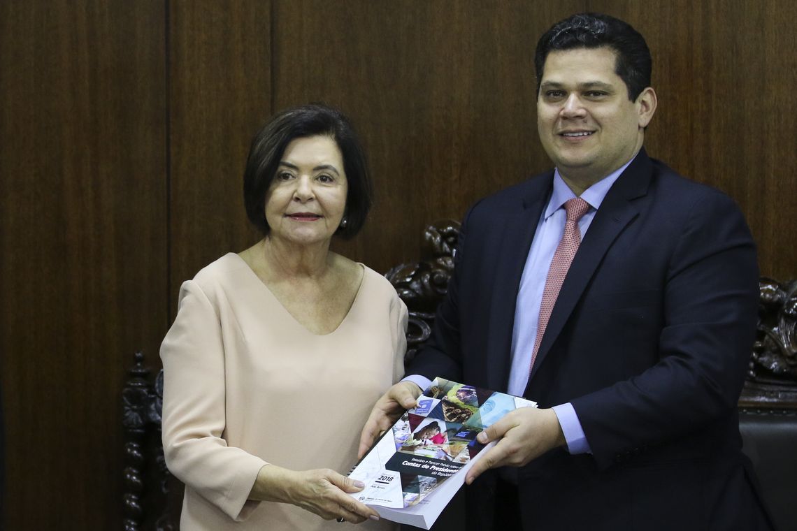 Fabio Rodrigues Pozzebom/Agência Brasil A ministra do TCU Ana Arraes entrega ao presidente do Senado, Davi Alcolumbre, o Relatório das Contas do Presidente da República de 2018.