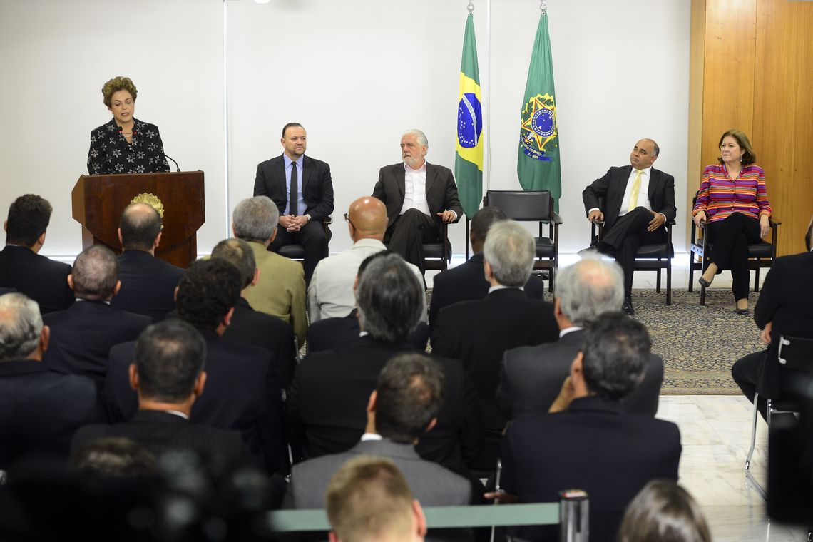 José Cruz/Agência Brasil Brasília - A presidenta Dilma Rousseff participa da solenidade de assinatura de contratos de patrocínio de futebol (José Cruz/Agência Brasil)