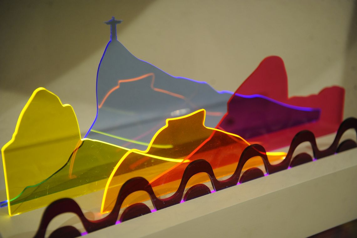 16 17:20:25 A exposição Com do Rio da Cabeça aos Pés: sem medo de ser Kitsch mostra a representação do RJ em souvenires desde os anos 20 até trabalhos contemporâneos no Centro Carioca de Design (Fernando Frazão/Agência Brasil)