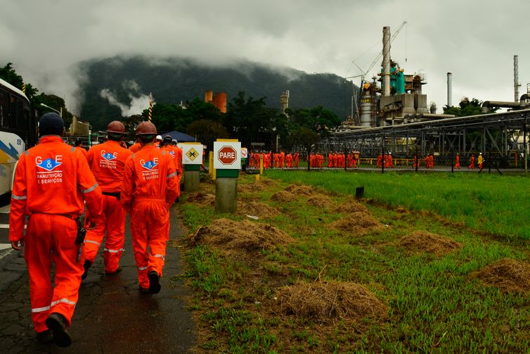 Cubatão(SP) - Trabalhadores terceirizados adentram a refinaria de Cubatão, durante a greve dos petroleitos (Rovena Rosa/Agência Brasil)