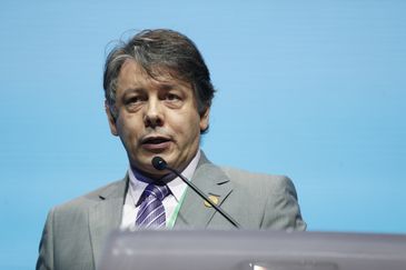 O diretor do Instituto Nacional de Matemática Pura e Aplicada, Marcelo Viana, discursa na cerimônia de entrega de medalhas da Olimpíada Brasileira de Matemática das Escolas Públicas durante congresso de matemáticos, no Riocentro. 