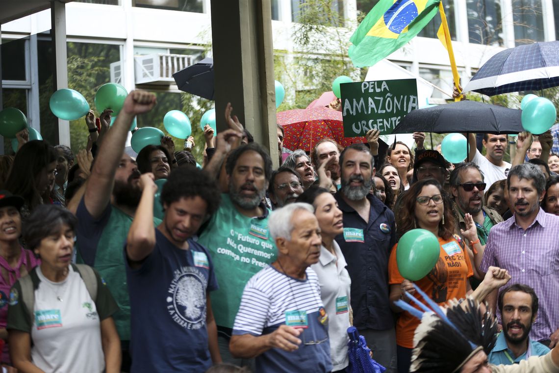Marcelo Camargo/Agência Brasil Representantes da sociedade civil, servidores públicos da área ambiental, ativistas e movimentos indígenas realizam ato em defesa da natureza e contra possíveis futuras políticas antiambientais, em frente ao Ministério do Meio Ambiente.