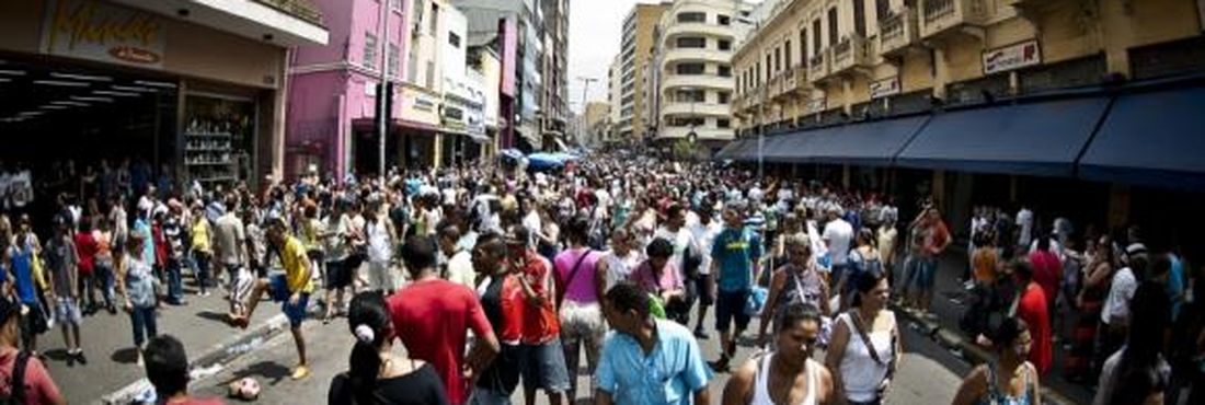 População São Paulo Rua Estado mais populoso do país, São Paulo, tem 44,03 milhões de habitantes