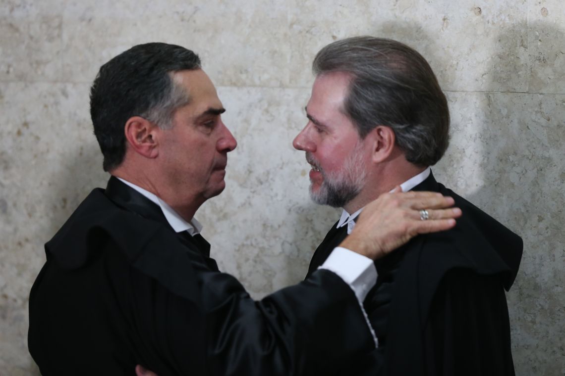 Fabio Rodrigues Pozzebom/Agência Brasil O ministro do STF Roberto Barroso cumprimenta o novo presidente do Supremo Tribunal Federal (STF), ministro Dias Toffoli, durante sessão solene de posse.