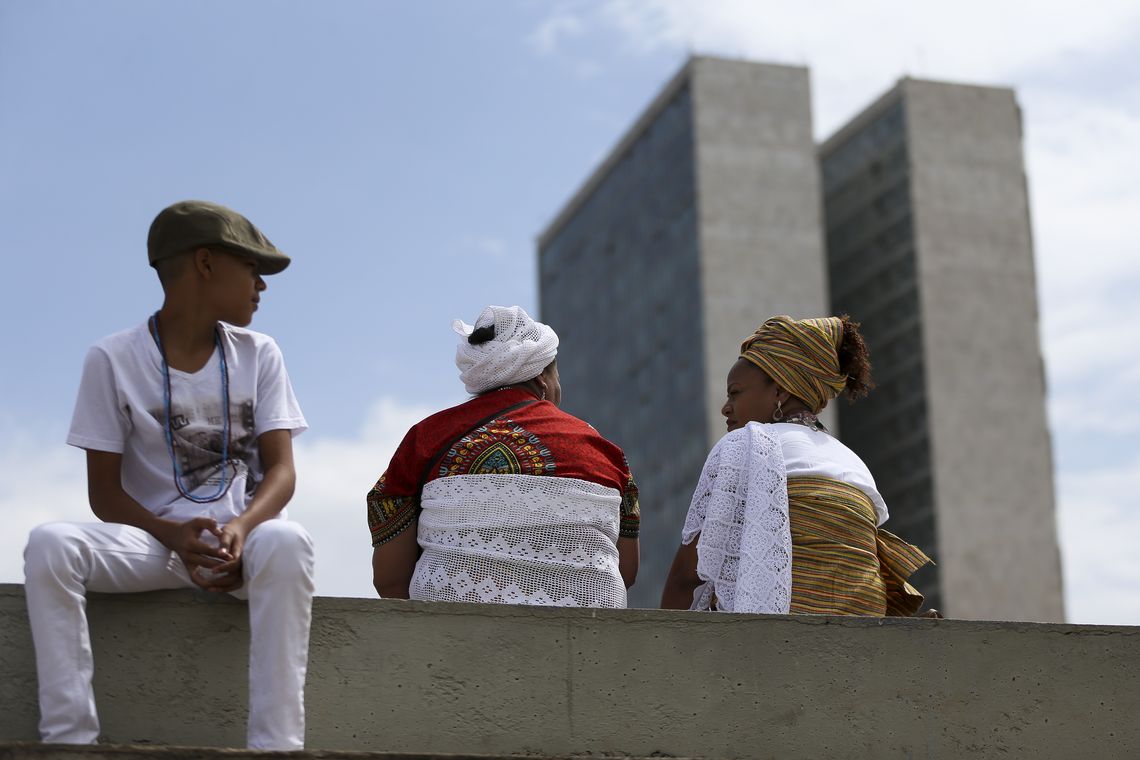 Marcelo Camargo/Agência Brasil Praticantes de religiões de matriz africana aguardam o início do julgamento, no STF, de recurso sobre a constitucionalidade do sacrifício de animais em cultos.