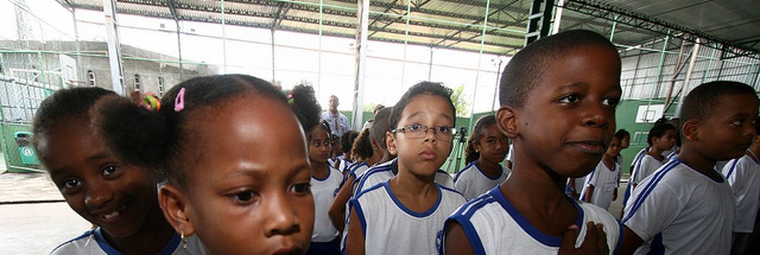 Crianças cantam Hino Nacional Crianças devem cantar o Hino Nacional nas escolas.