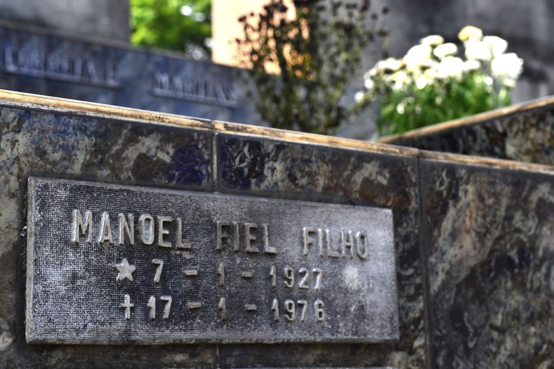 Rovena Rosa/Agência Brasil São Paulo - Lápide do metalúrgico Manoel Fiel Filho, militante político torturado e morto durante a ditadura civil-militar, no Cemitério Quarta Parada, em São Paulo (Rovena Rosa/Agência Brasil)