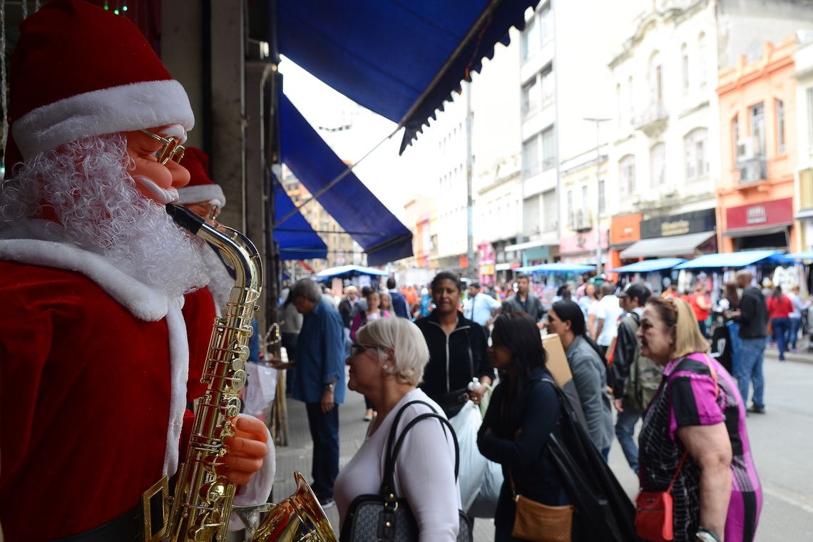 São Paulo - Movimento no comércio da Rua 25 de Março, no mês do Natal (Rovena Rosa/Agência Brasil)
