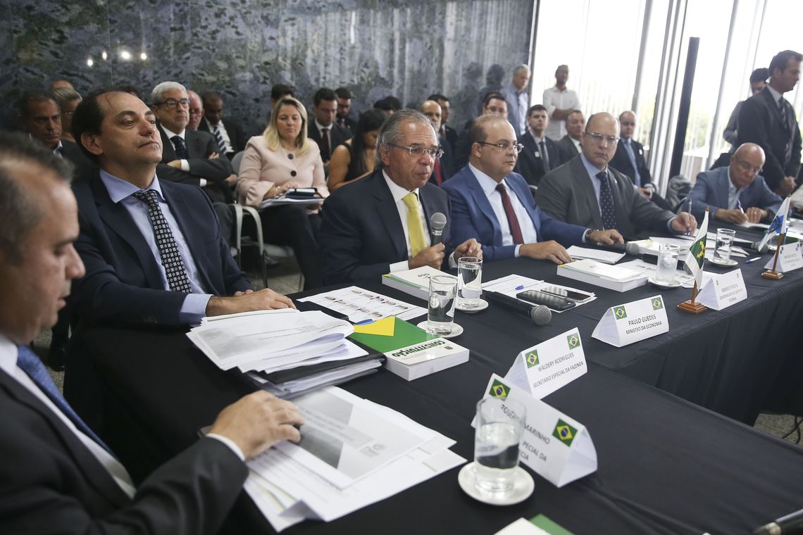 José Cruz/Agência Brasil O ministro da Economia, Paulo Guedes, os governadores do DF, Ibaneis Rocha e do Rio de Janeiro, Wilson Witzel participam da reunião extraordinária no Fórum de Governadores.