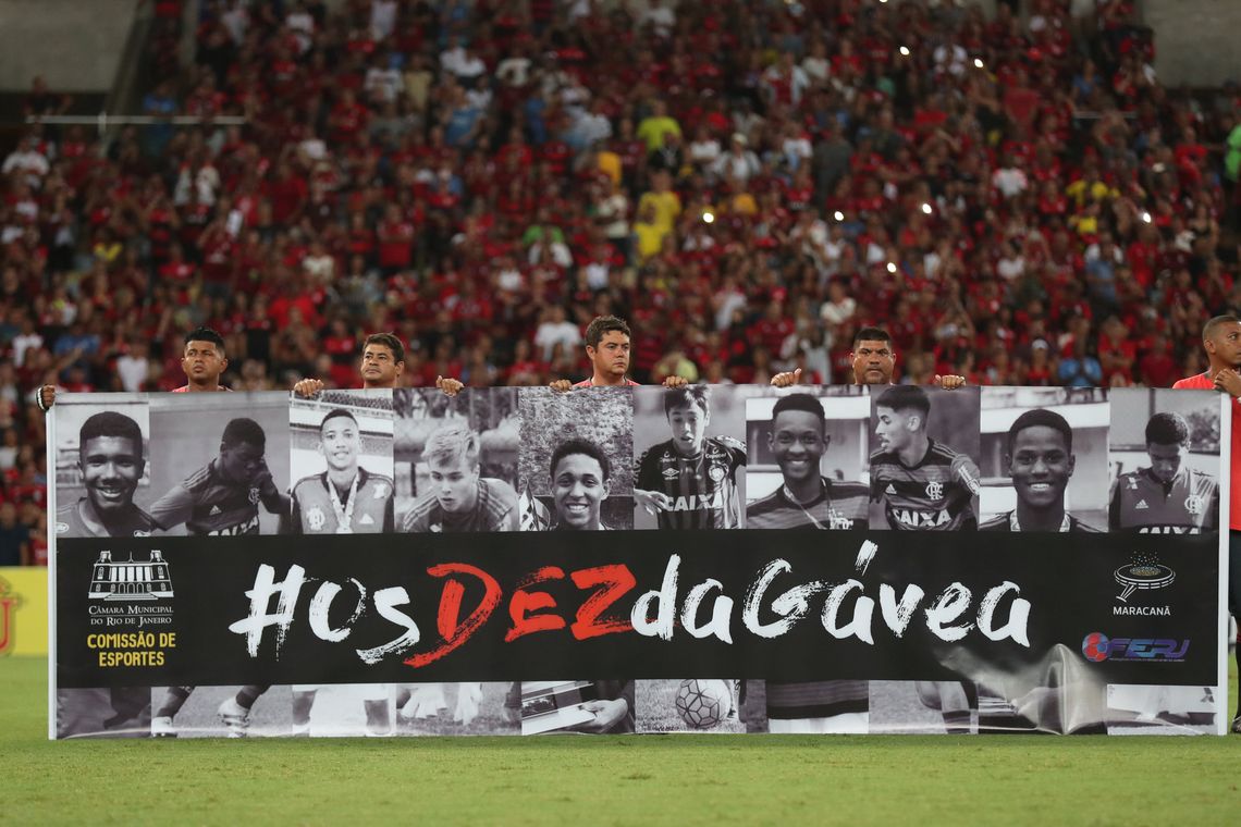 Homenagem Ã s vÃ­timas do incÃªndio no Centro de Treinamento do Flamengo antes da partida da semifinal da TaÃ§a Guanabara entre Flamengo e Fluminense, no EstÃ¡dio do MaracanÃ£, Rio de Janeiro.