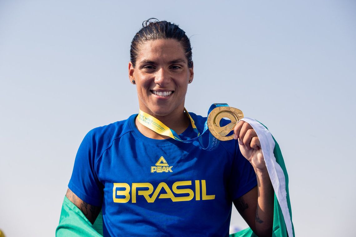 Domingão dourado! A primeira medalha do Time Brasil nos Jogos Mundiais de Praia #Doha foi dela: Ana Marcela Cunha venceu os 5km das Maratonas Aquáticas completando a prova em 59m51s