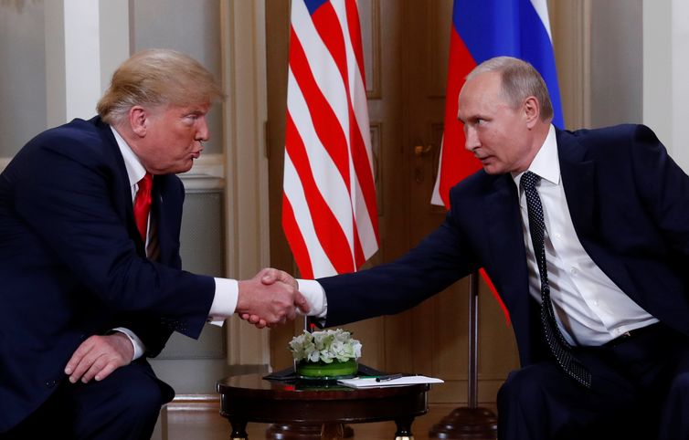 U.S. President Donald Trump and Russia&#039;s President Vladimir Putin react as they shake hands during their meeting in Helsinki, Finland July 16, 2018. REUTERS/Kevin Lamarque