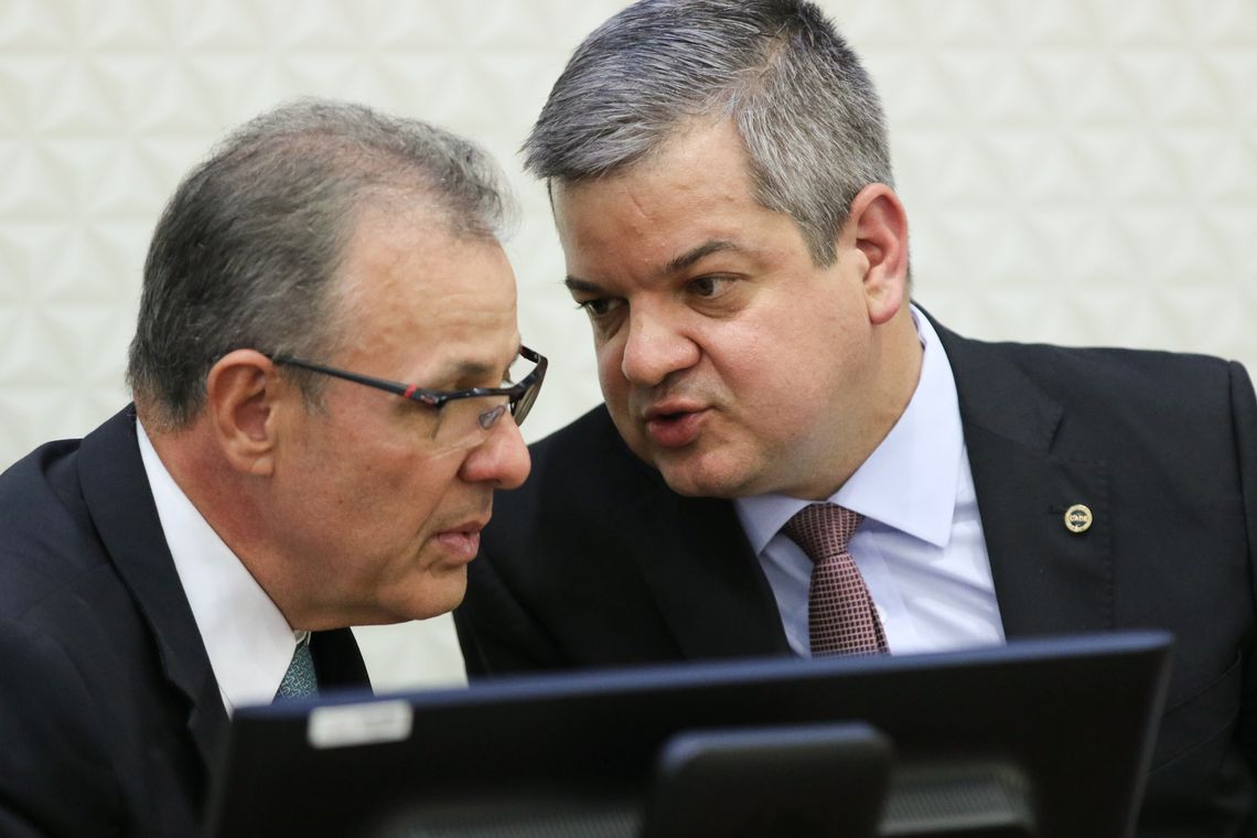 Fabio Rodrigues Pozzebom/Agência Brasil O ministro de Minas e Energia, Bento Albuquerque, e o presidente do Conselho Administrativo de Defesa Econômica (Cade), Alexandre Barreto, durante assinatura de Termo de Cessação de Conduta (TCC) relacionado às atividades de refino da Petrobras.