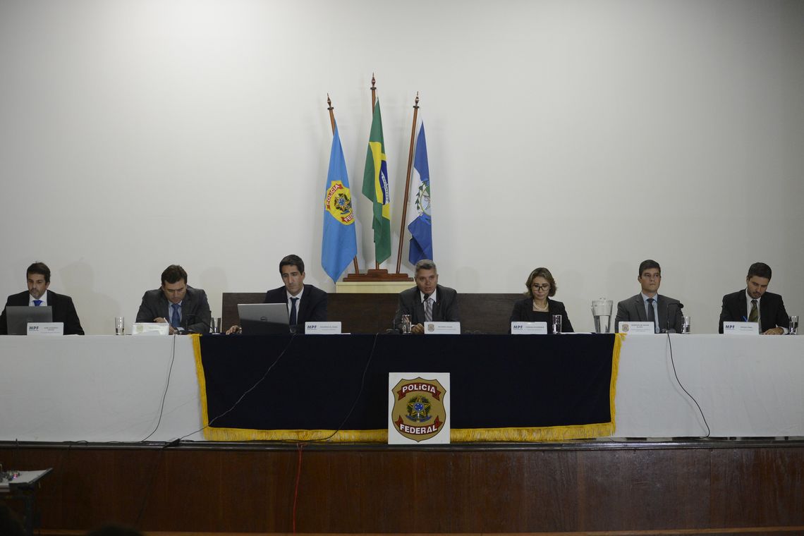 Tomaz Silva/Agência Brasil Integrantes da Polícia Federal e do Ministério Público Federal falam à imprensa sobre prisão do ex-presidente Michel Temer e o ex-ministro Moreira Franco na sede da PF no Rio de Janeiro.