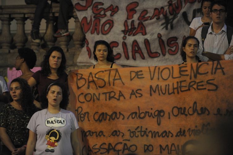 Rio de Janeiro - Protesto no Dia Internacional de Combate  Violncia contra a Mulher, pelo fim da violncia contra as mulheres e contra o PL 5069/13, em frente  Cmara de Vereadores (Fernando Frazo/Agncia Brasil)