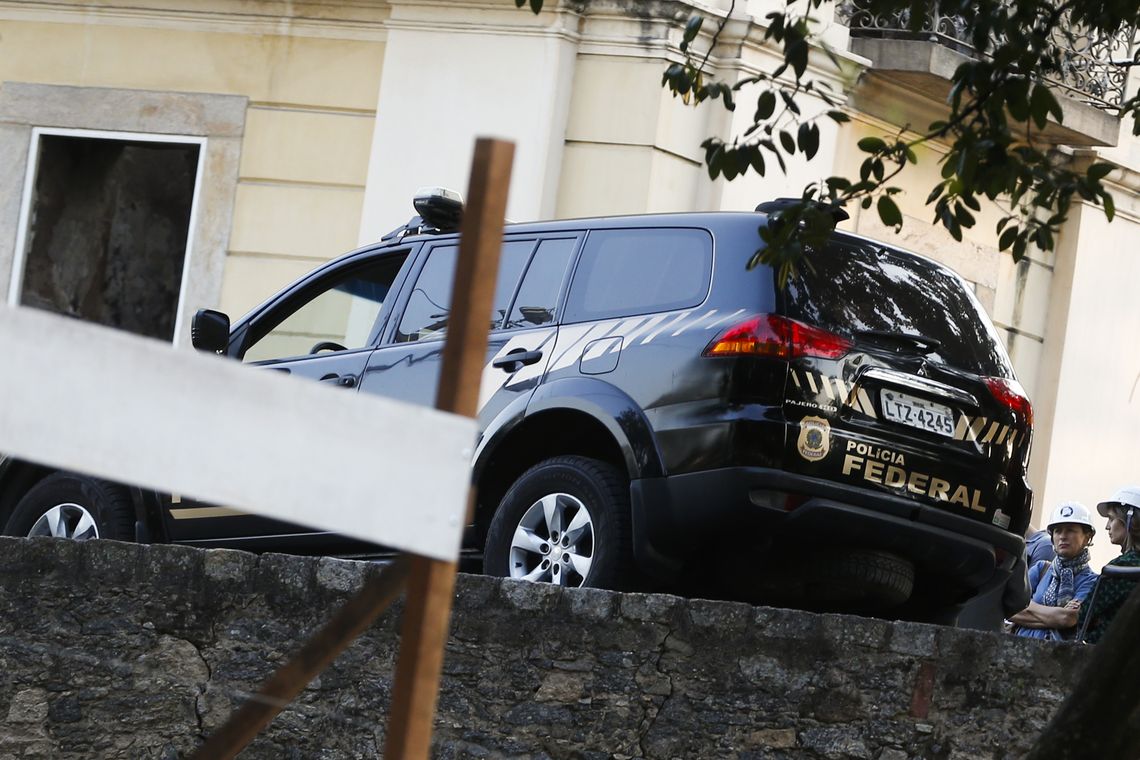 Fernando Frazão/Agência Brasil A chefe da missão da Unesco, Cristina Menegazzi, chega para avaliar o resgate nos escombros e reconstrução do patrimônio no Museu Nacional do Rio de Janeiro, após o incêndio.