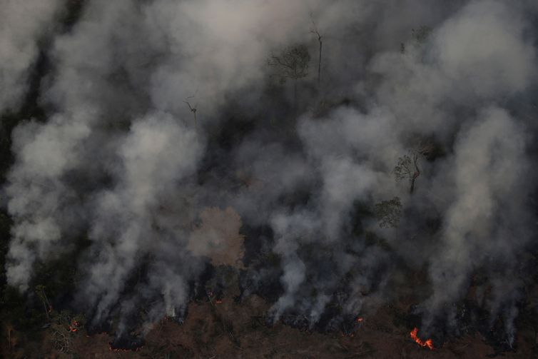 Nuvem de fumaça durante incêndio em área da Floresta Amazônica perto de Porto Velho, em 21 de agosto de 2019. - Reuters/Ueslei Marcelino/Direitos reservados / EBC