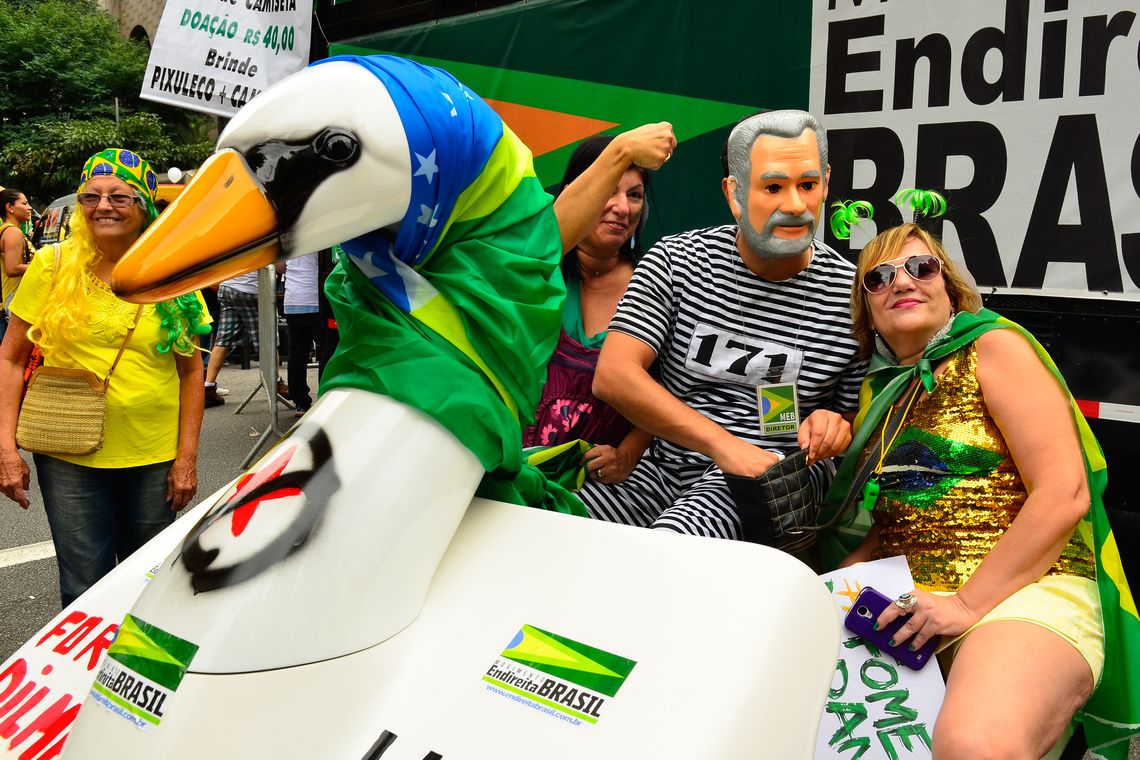 Rovena Rosa/Agência Brasil São Paulo - Manifestação na Avenida Paulista, região central da capital, contra a corrupção e pela saída da presidenta Dilma Rousseff (Rovena Rosa/Agência Brasil)