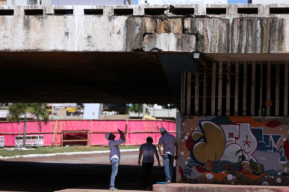 Marcelo Camargo/Agência Brasil Brasília - Defesa Civil e Departamento de Estradas de Rodagens do DF fiscalizam viaduto próximo ao que desabou há uma semana na região central de Brasília (Marcelo Camargo/Agência Brasil)
