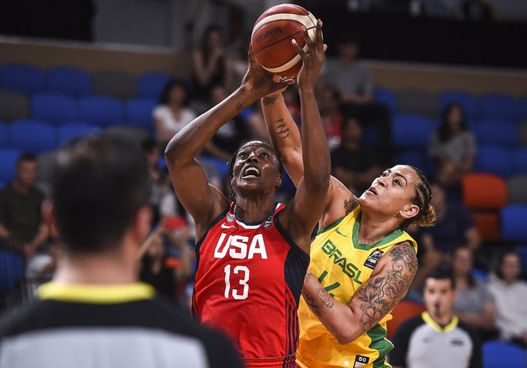 Érika atuando pela seleção brasileira contra os Estados Unidos Érika atuando pela seleção brasileira contra os Estados Unidos