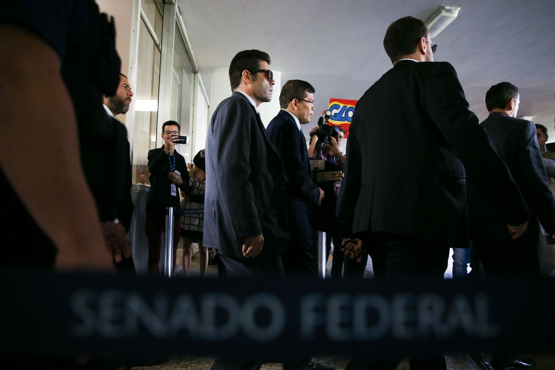 Marcelo Camargo/Agência Brasil Brasília - Agentes da Polícia Federal deixam o Congresso Nacional com malotes apreendidos nos gabinetes dos senadores Aécio Neves e Zezé Perrela e do deputado Rocha Loures (Marcelo Camargo/Agência Brasil)