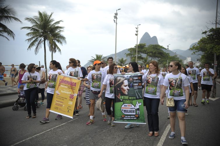 Rio de Janeiro - Grupo participa de caminhada, organizada pelo Ministrio Pblico do Rio de Janeiro, pelo fim de todas as formas de violncia contra a mulher (Fernando Frazo/Agncia Brasil)