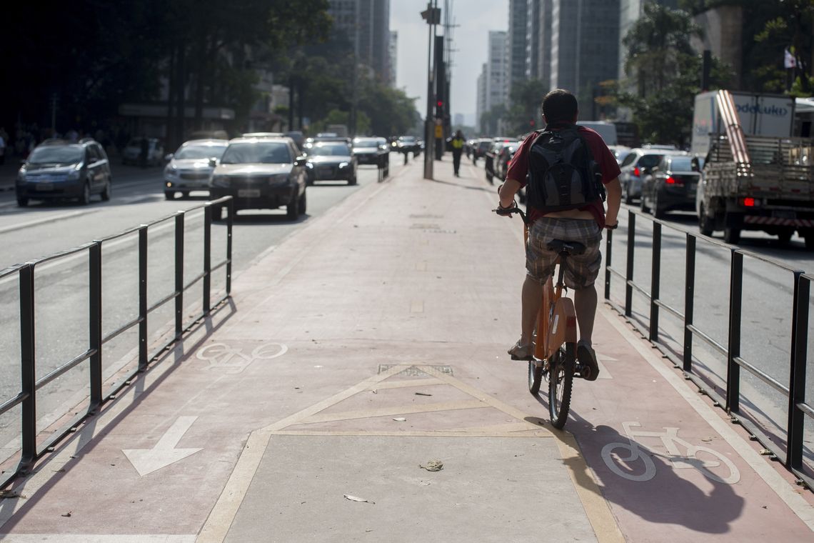 Marcelo Camargo/Agência Brasil Com 2,7 quilômetros de extensão e ligação com 11 outras ciclovias, a ciclovia da Avenida Paulista permite que o ciclista percorra vias exclusivas da Zona Oeste até a Zona Sul da cidade (Marcelo Camargo/Agência Brasil)