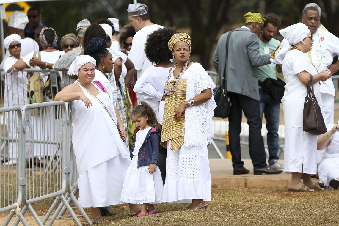 Marcelo Camargo/Agência Brasil Praticantes de religiões de matriz africana aguardam o início do julgamento, no STF, de recurso sobre a constitucionalidade do sacrifício de animais em cultos.