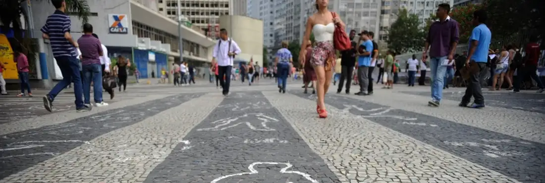 Silhuetas de corpos desenhadas no Largo da Carioca alertam para assassinatos no Rio Silhuetas de corpos desenhadas no Largo da Carioca alertam para assassinatos no Rio