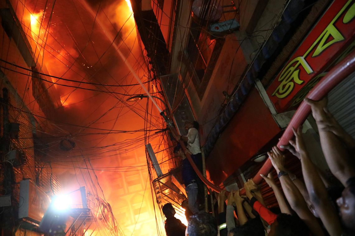 Uma visÃ£o de uma cena de um incÃªndio que eclodiu em um armazÃ©m de produtos quÃ­micos em Daca, Bangladesh, 20 de fevereiro de 2019. REUTERS / Mohammad Ponir Hossain