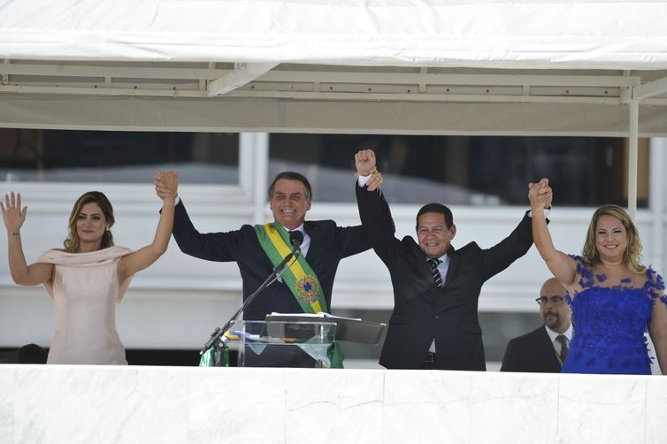 O presidente Jair Bolsonaro, primeira-dama Michelle Bolsonaro, o vice-presidente general Hamilton Mourão e sua esposa Paula Mourão, saudam o povo no parlatório do Palácio do Planalto.
