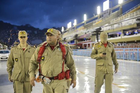  Bombeiros chegam para a  abertura do desffiles no Sambódromo, na Marquês de Sapucaí.