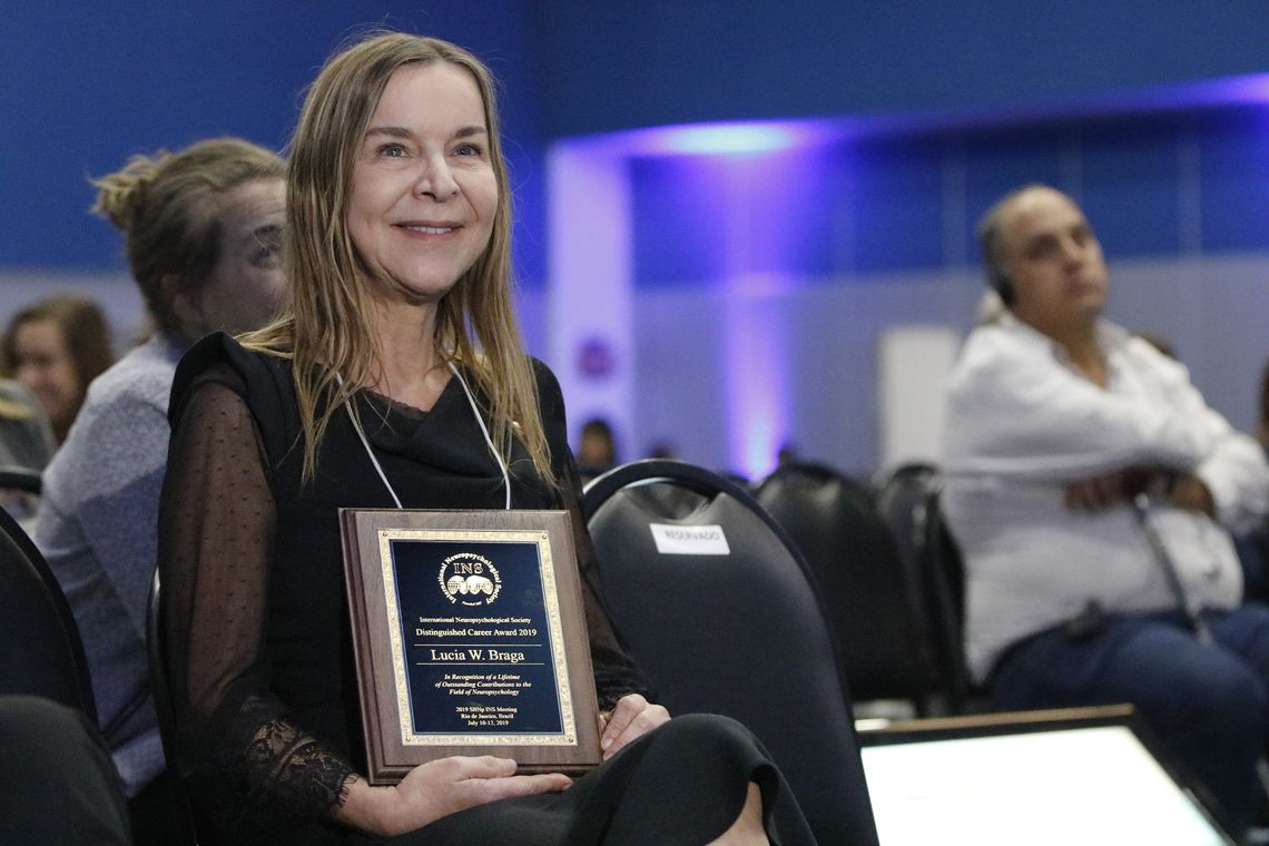 A neurocientista Lucia Braga, recebe o prêmio,Distinguished Carreer Award, da Sociedade Internacional de Neuropsicologia, concedido a cientistas com contribuições importantes para a pesquisa do setor.
