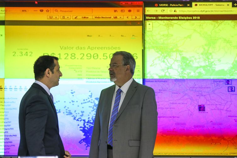José Cruz/Agência Brasil/Agência Brasil O ministro da Segurança Pública, Raul Jungmann, e o diretor da Polícia Federal, Rogério Galoro, participam da solenidade de abertura do Centro Integrado de Comando e Controle das Eleições Gerais de 2018 (CICCE).