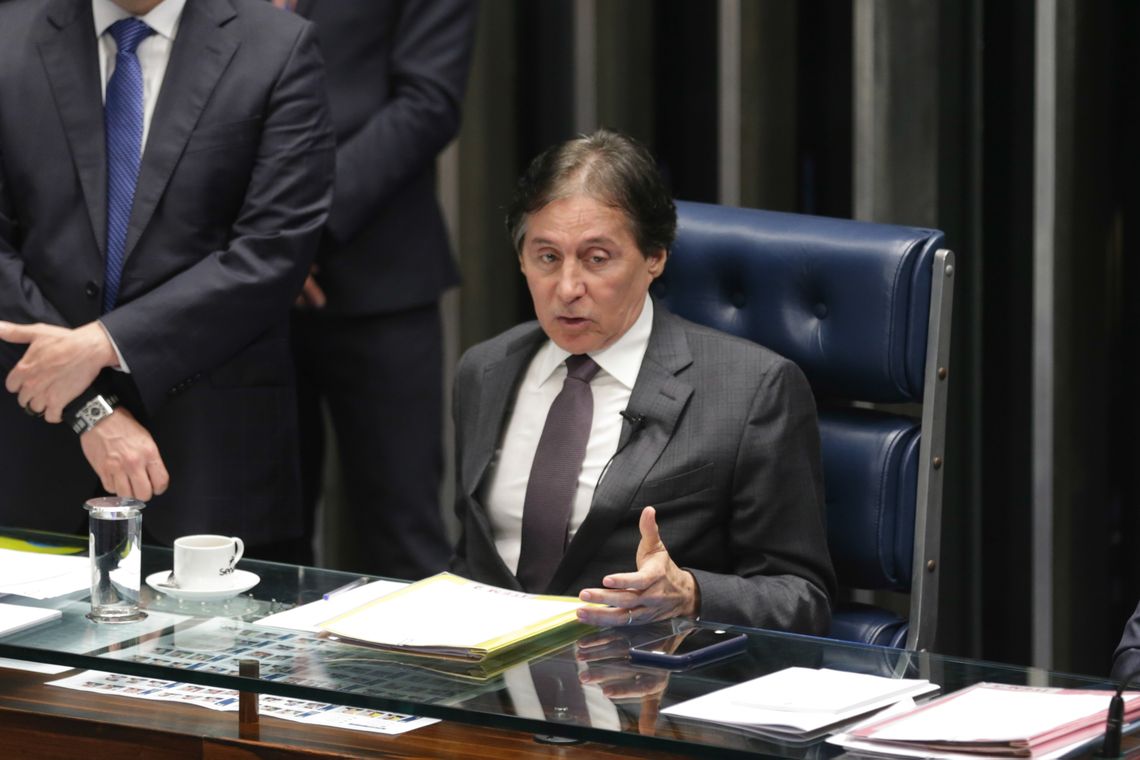 Fabio Rodrigues Pozzebom/Agência Brasil Brasília - O presidente do Senado, Eunício Oliveira, durante sessão que aprovou projeto de lei que cria o Plano Nacional de Enfrentamento ao Homicídio de Jovens com metas de redução da violência (Fabio Rodrigues Pozzebom/Agência Brasil)