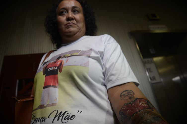 Parentes dos jogadores vítimas de incêndio no Ninho do Urubu, após audiência de mediação com o Clube de Regatas do Flamengo. Foto: Marília de Barros, mãe de Arthur Vinícius, 14 anos, tatuou a foto do filho com a camiseta do Flamengo.