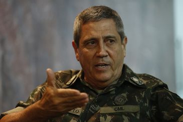 O interventor federal na segurança pública do estado do Rio de Janeiro, general Walter Braga Netto, concede entrevista à Agência Brasil no Monumento aos Mortos da Segunda Guerra Mundial.