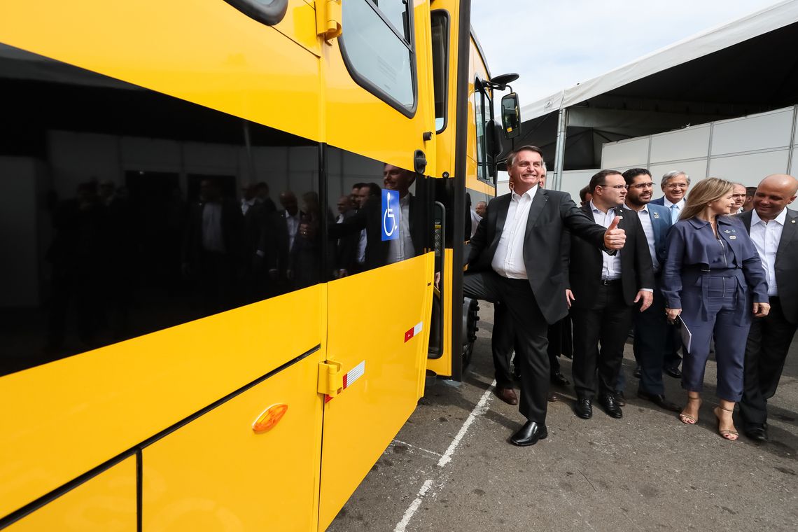 Presidente da República, Jair Bolsonaro, visita um dos ônibus escolares a serem entregues a municípios de Goiás - Isac  Nóbrega/PR