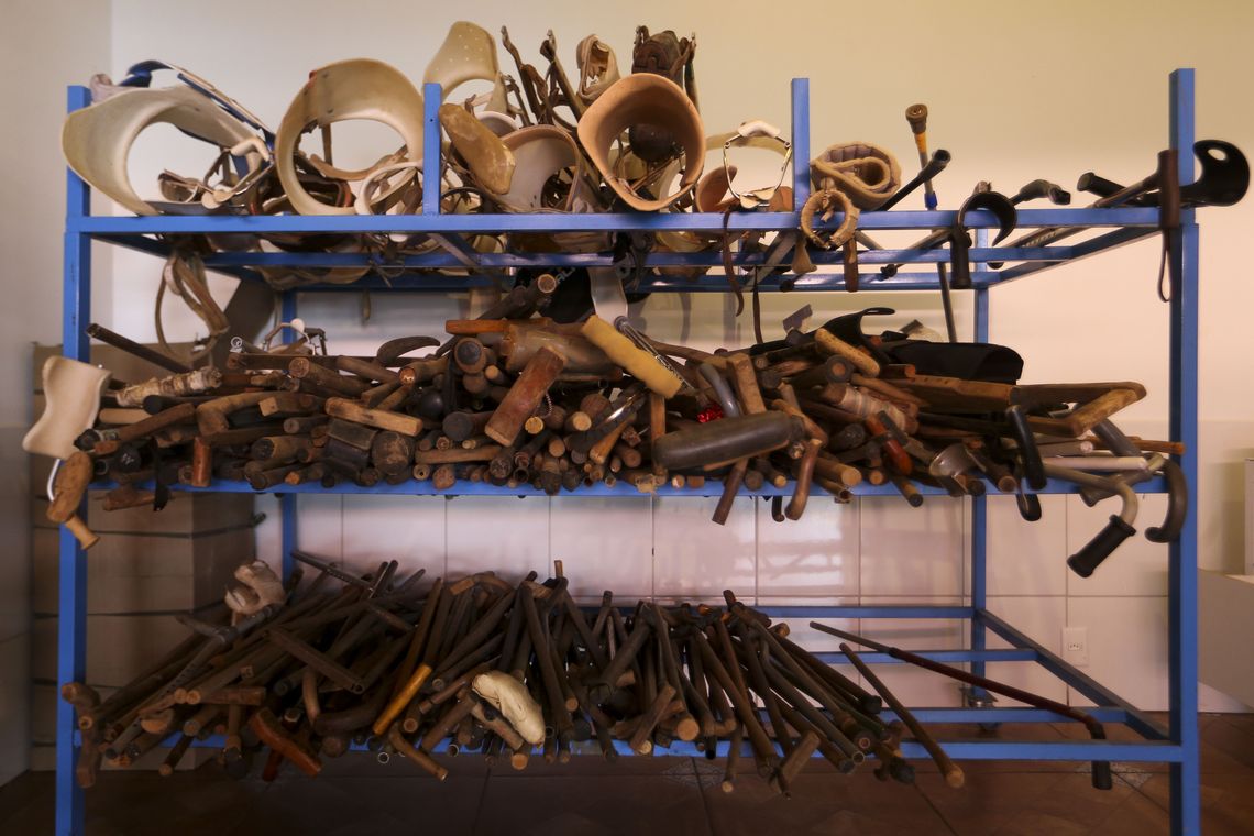 Marcelo Camargo/Agência Brasil Abadiânia: Bengalas e próteses deixadas por pessoas que buscam atendimento espiritual com o médium João de Deus, na Casa de Dom Inácio. (Foto: Marcelo Camargo/Agência Brasil)