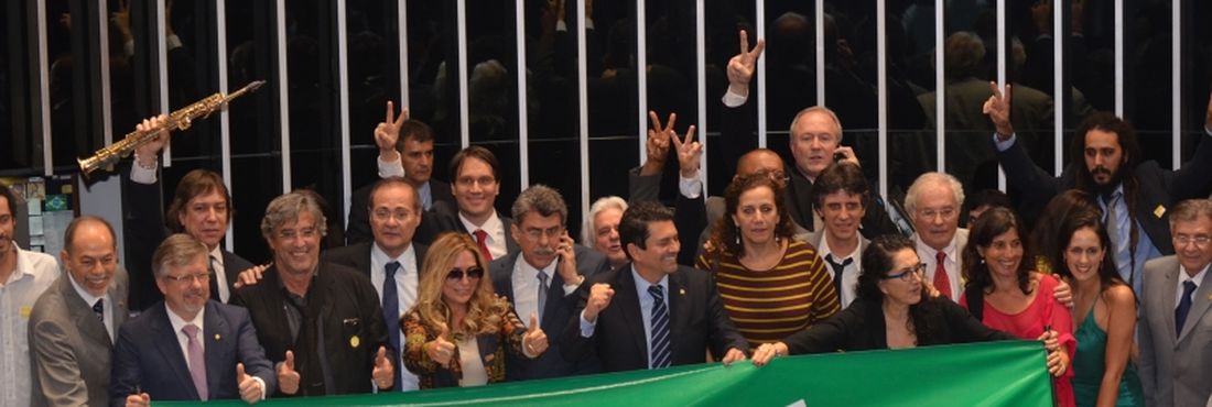 PEC da Música é aprovada em segundo turno no Senado Brasília - O Senado aprovou, em segundo turno, a proposta de emenda à Constituição (PEC) que concede isenção tributária para a produção de CDs e DVDs com obras de artistas brasileiros