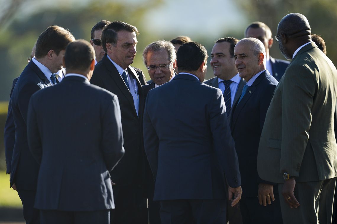 Marcelo Camargo/Agência Brasil O presidente Jair Bolsonaro, o vice-presidente Hamilton Mourão e ministros, participam de cerimônia de hastiamento da bandeira, no Palácio da Alvorada.