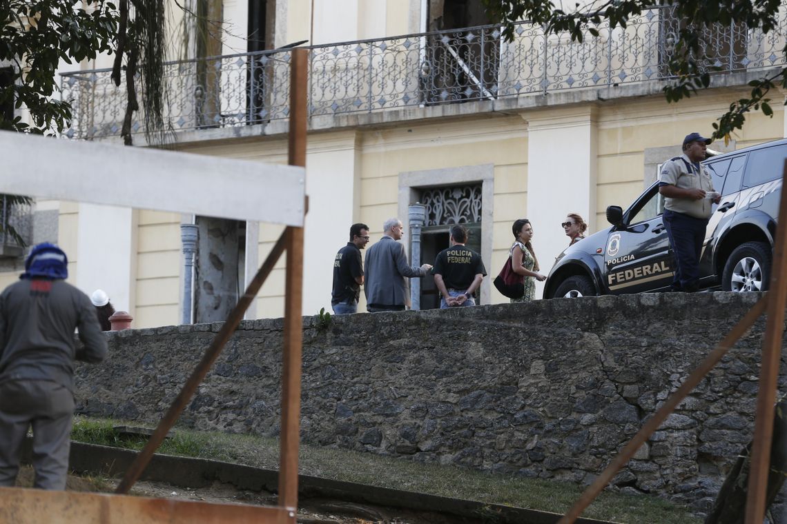 Fernando Frazão/Agência Brasil O diretor do Museu Nacional do Rio de Janeiro, Alexander Kellner, conversa com agentes da Polícia Federal na chegada da misão da Unesco que irá avaliar a reconstrução, após o incêndio.