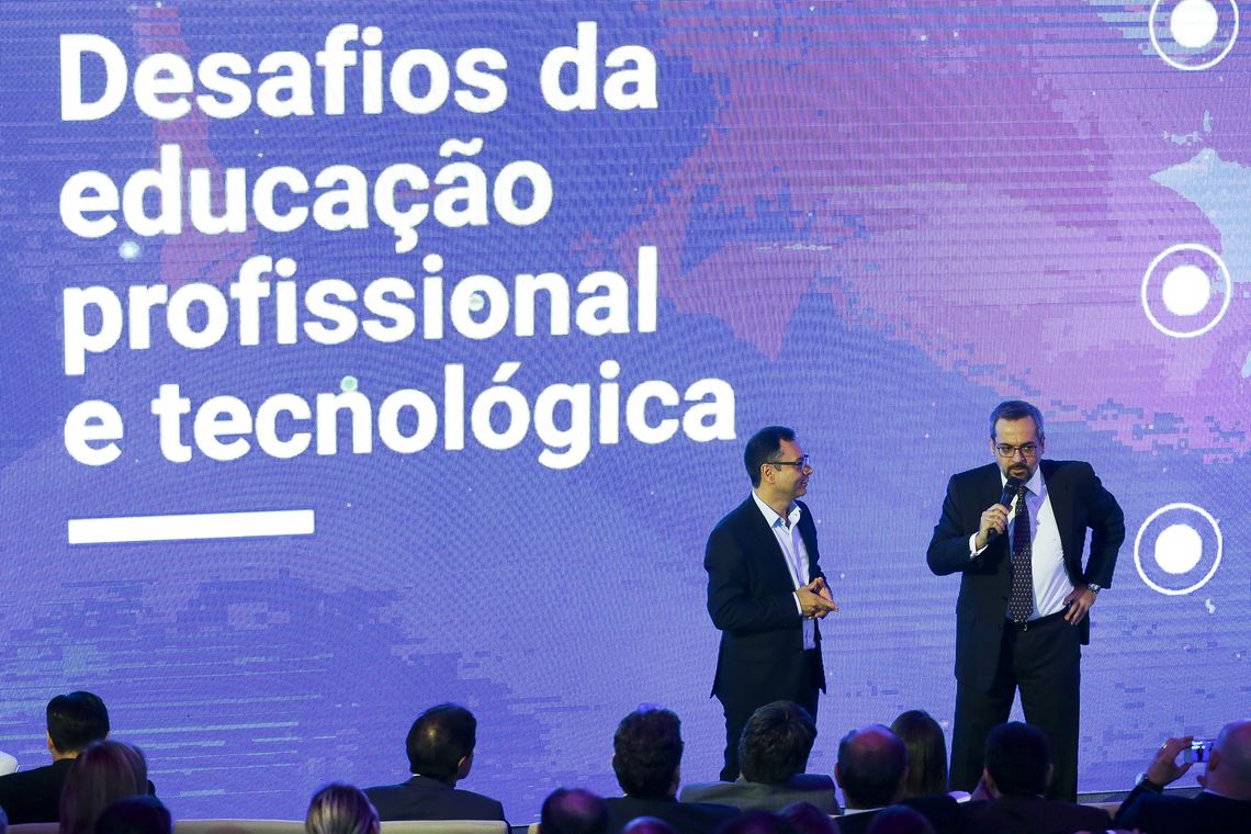 Marcelo Camargo/Agência Brasil O ministro da Educação, Abraham Weintraub, e o secretário de Educação Profissional e Tecnológica, Ariosto Culau, durante lançamento do Programa Novos Caminhos.