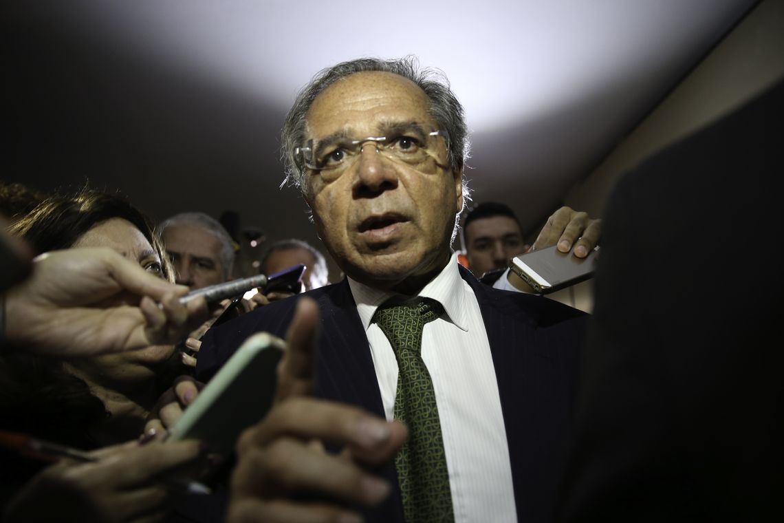 O futuro ministro da Economia, Paulo Guedes, fala à imprensa após reunião com a Comissão Mista de Orçamento, na Câmara dos Deputados.